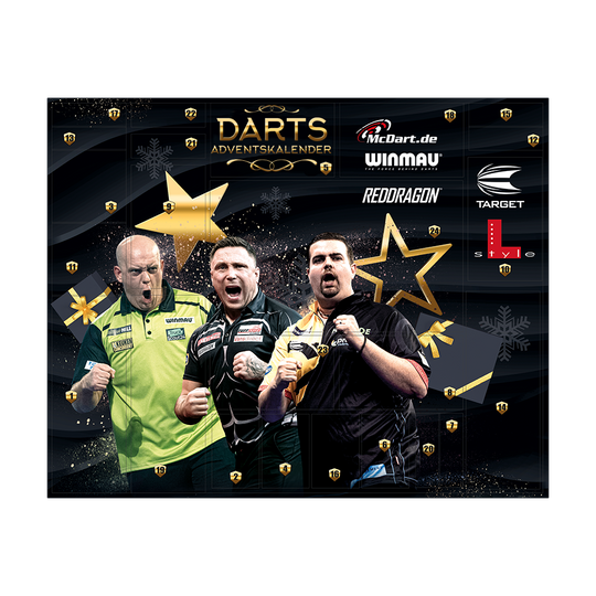 Das Bild zeigt den "McDart Darts Adventskalender 2021 - Standard Edition" mit drei jubelnden Dartspielern auf der Vorderseite. Im Hintergrund sind goldene Sterne, Schneeflocken und Logos verschiedener Dart-Marken zu sehen.