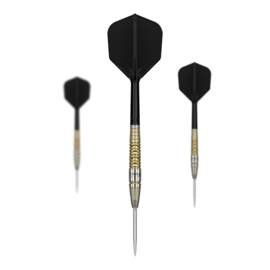 Šipky Target Black Marque Warrior Swiss Point Steel Das Bild zeigt drei Target Black Marque Warrior Swiss Point Steeldarts mit schwarzen Flights und gold-silbernen Griffen. Die Darts sind von vorne und von schräg hinten zu sehen.