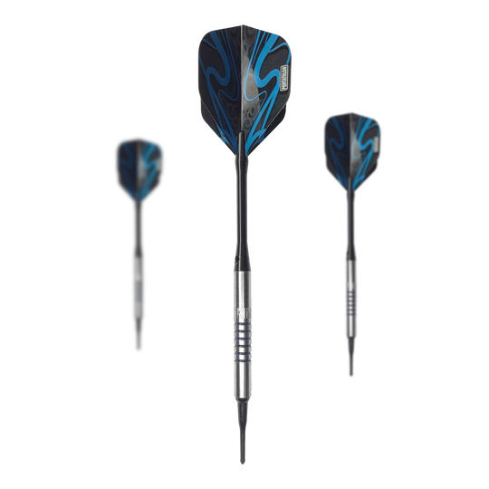Měkké šipky McDart 85 Tungsten V19 - 16,5 g Auf dem Bild sind drei Softdarts des Modells "McDart 85er Tungsten V19" mit einem Gewicht von 16,5g zu sehen. Die Darts haben silberne Barrels und schwarze Flights mit blauen Verzierungen.