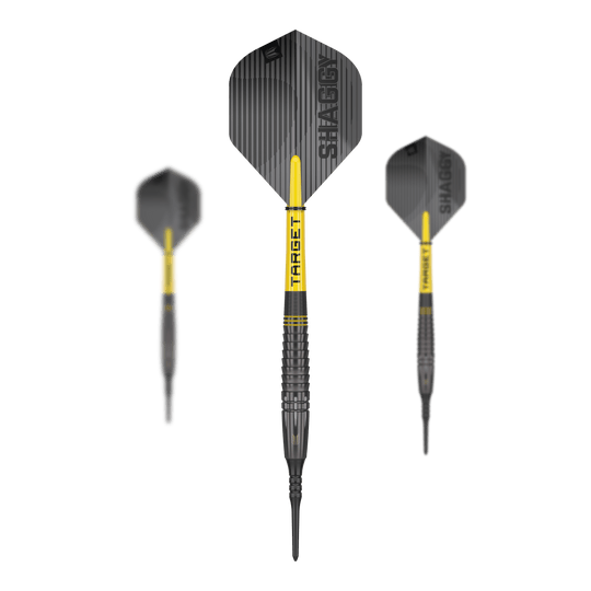 Šipky Target Scott Williams Shaggy Black Soft - 20g Das Bild zeigt drei "Target Scott Williams Shaggy Black Softdarts - 20g". Die Darts sind hauptsächlich schwarz mit gelben Akzenten und haben das Wort "TARGET" sowie "SHAGGY" auf den Flights.