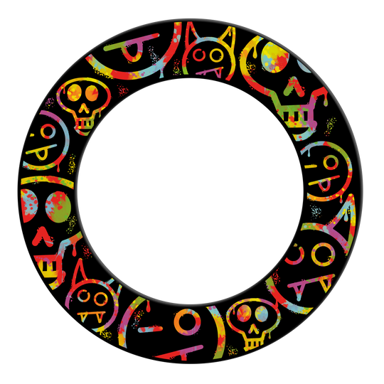 Das Bild zeigt einen bunten Dartboard Surround mit lustigen Smiley-Graffiti. Das Produkt schützt die Wand beim Darts-Spielen.