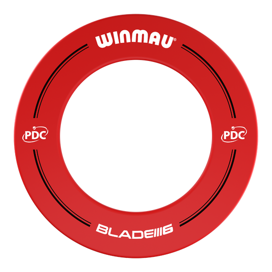 Kryt terče Winmau PDC - červený Das Bild zeigt einen roten Dartboard-Surround der Marke Winmau mit der Aufschrift "BLADE 6". Auf dem Ring sind außerdem PDC-Logos und schwarze Designelemente zu sehen.