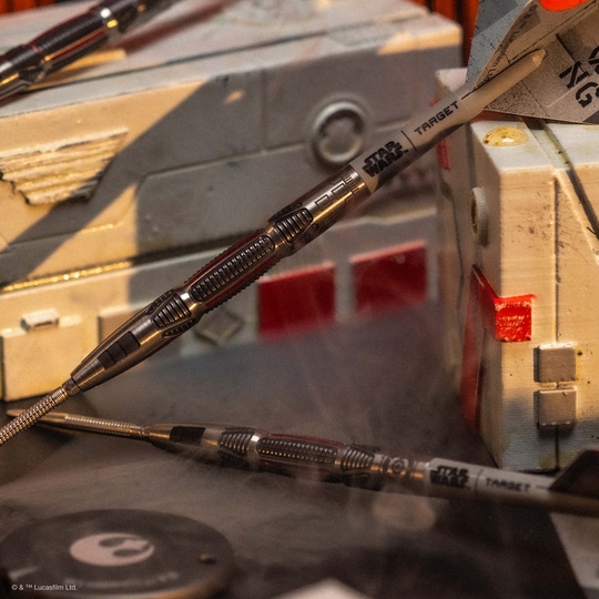 Ocelové šipky Target Star Wars X-Wing Swiss Point Das Bild zeigt die Target Star Wars X-Wing Swiss Point Steeldarts. Dieses Produkt hat ein spezielles Star Wars X-Wing Motiv.
