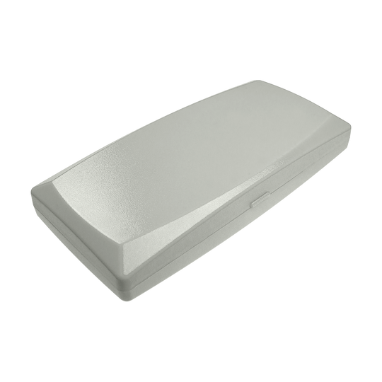 702-grau_ABS_Box_Grau_1 Das Bild zeigt eine rechteckige, graue Kunststoffbox mit abgerundeten Kanten. Die Box ist geschlossen und hat eine glatte Oberfläche.