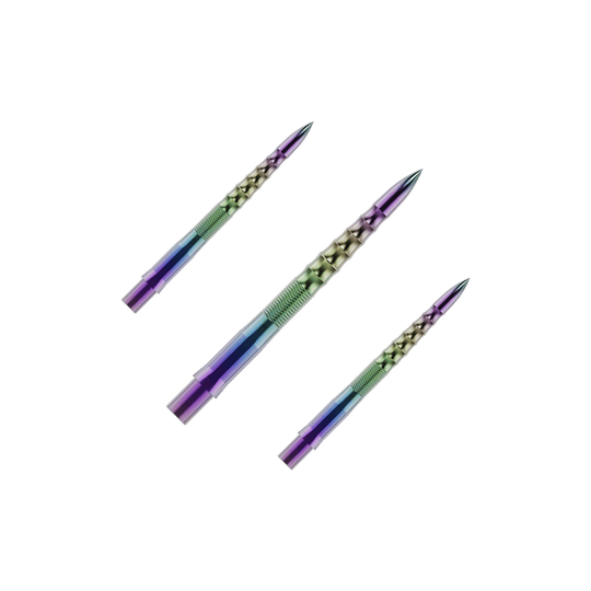 Špičky na šipky Mission Caliburn EVO - Ripple - Coral Auf dem Bild sind drei bunte Steeldartspitzen zu sehen. Sie haben ein metallisch glänzendes, geripptes Design in verschiedenen Farben.