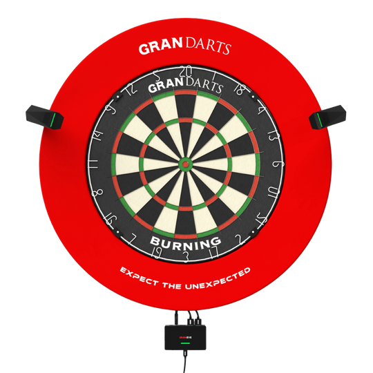 Systém automatického bodování GranDarts Gran Eye GEN2 Steeldart Das Bild zeigt das GranDarts GranEye Steeldart Auto-Scoring-System mit einer roten Umrandung und einer klassischen Dartscheibe. Kameras sind an den Seiten angebracht, um die automatisierte Punktezählung zu ermöglichen.
