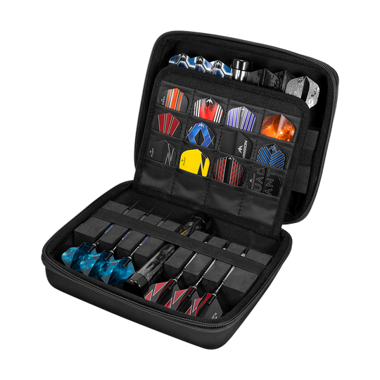 Das Bild zeigt das Produkt mit dem Dateinamen M000441_Mission_Luxor_Dart-Wallet_Black_5. Dies könnte eine schwarze Dart-Tasche oder ein ähnliches Zubehör sein.