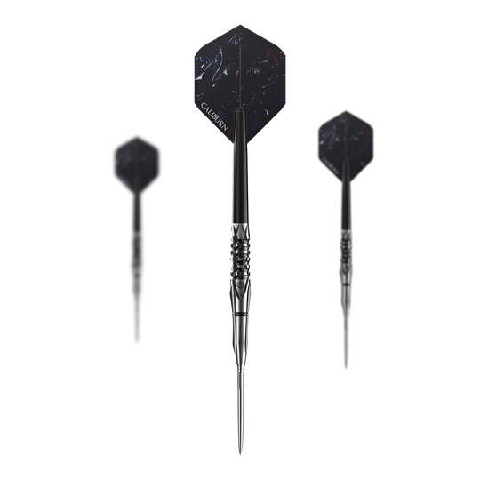 Das Bild zeigt drei Steeldarts des Produkts "Caliburn Sword S4". Die Darts sind schwarz-silbern und haben ein elegantes, modernes Design.