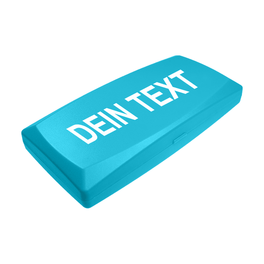 ABS krabice s vlastním potiskem Die Abbildung zeigt eine himmelblaue Kunststoffbox mit abgerundeten Kanten. Auf dem Deckel steht in weißen Großbuchstaben der Text "DEIN TEXT".