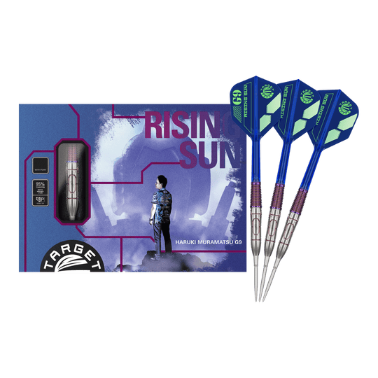 Ocelové šipky Target Japan Haruki Muramatsu Rising Sun GEN9 - 23g Das Bild zeigt das Produkt „Target Japan Haruki Muramatsu Rising Sun GEN9 Steeldarts - 23g“. Auf der Verpackung ist eine Person abgebildet, daneben sind drei blaue Steeldarts zu sehen.