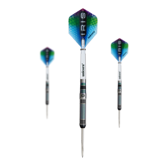 Das Bild zeigt drei Unicorn Iris Steeldarts mit bunten Flights und silbernen Spitzen. Die Darts sind in verschiedenen Perspektiven angeordnet, mit einem Dart im Vordergrund und zwei im Hintergrund.