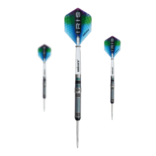 Ocelové šipky Unicorn Iris Das Bild zeigt drei Unicorn Iris Steeldarts mit bunten Flights und silbernen Spitzen. Die Darts sind in verschiedenen Perspektiven angeordnet, mit einem Dart im Vordergrund und zwei im Hintergrund.