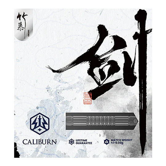 Ocelové šipky Caliburn Sword S2 Das Bild zeigt die Caliburn Sword S2 Steeldarts Verpackung mit asiatischer Kalligraphie im Hintergrund. Unten sind das Produktlogo, eine Produktabbildung und Hinweise zur Garantie und dem Gewicht zu sehen.