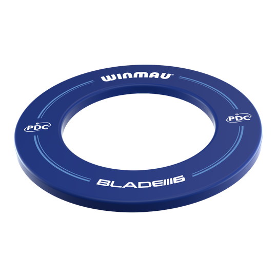 Das Bild zeigt ein blaues Dartboard-Surround der Marke Winmau mit der Aufschrift "BLADE 6" und "PDC". Es ist rund und dient zum Schutz der Wand rund um eine Dartscheibe.