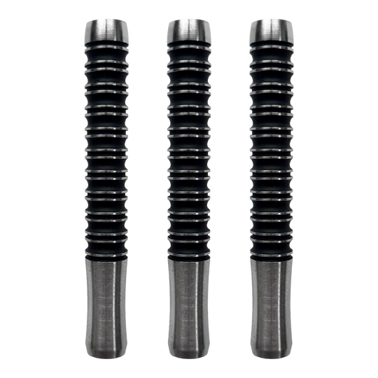 McDart Super Grip 3 měkké šipky - 18g Das Bild zeigt drei McDart Super Grip 3 Softdart-Barrels mit einem Gewicht von 18g. Die Dart-Barrels sind schwarz mit silbernen Enden und haben ein gerilltes Design für besseren Halt.
