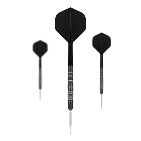 Ocelové šipky Target Japan Black Marque Creed Swiss Point - 23g Hier sieht man die Target Japan Black Marque Creed Swiss Point Steeldarts - 23g als komplettes Set. Die Darts haben ein modernes Design in Schwarz.