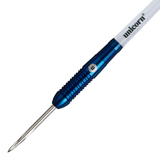 Šipky Unicorn Prodigy 02 Torpedo steel Das Bild zeigt den Unicorn Prodigy 02 Torpedo Steeldart mit einem blauen, geriffelten Schaft. Auf dem weißen Schaftabschnitt steht der Schriftzug "unicorn".