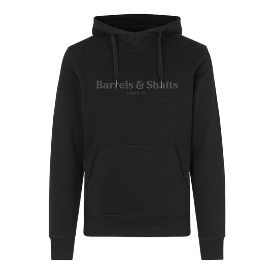 Barrels and Shafts Mikina - černá Der abgebildete Hoodie ist schwarz und trägt vorne den Aufdruck "Barrels & Shafts Darts Co". Er hat eine Kapuze mit Kordelzug und eine große Kängurutasche.