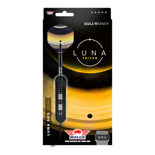 Ocelové šipky Bulls NL Luna Triton Das Bild zeigt die Verpackung der "Bulls NL Luna Triton Steeldarts". Die Verpackung ist schwarz-gelb gestaltet und hebt den Dartpfeil sowie den Schriftzug "Luna Triton" hervor.