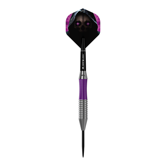 Šipky Mission Phantom Brass Steel - 22g Das Bild zeigt den Mission Phantom Brass Steeldart mit einem Gewicht von 22 Gramm. Der Dart hat ein auffälliges Design mit violetten und silbernen Elementen sowie einer Flight-Grafik eines Totenkopfs mit Kapuze.