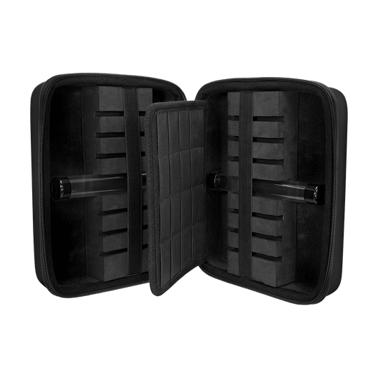 JD7023_Mission_Jack_Daniels_Luxor_Dartcase_3 Das Bild zeigt das geöffnete Mission Jack Daniels Luxor Dartcase. Das Etui ist schwarz und bietet innen mehrere Steckplätze zur sicheren Aufbewahrung von Dartpfeilen und Zubehör.