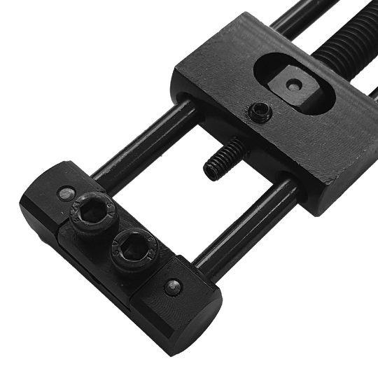 Designa Dart Repointer Black Pro Edition - Výměna hrotů Designa Dart Repointer Black Pro Edition - Spitzenwechsler ist ein Tool zum Wechseln von Dartspitzen. Das Bild zeigt das Produkt aus schwarzem Material.