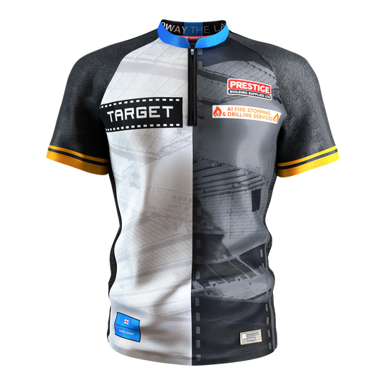Das Bild zeigt das "Target Coolplay Chris Dobey 2025 Dartshirt" mit auffälligen Sponsorenlogos auf der Vorderseite. Das Trikot hat ein modernes Design in Schwarz, Weiß und Grau mit gelben Streifen an den Ärmeln.