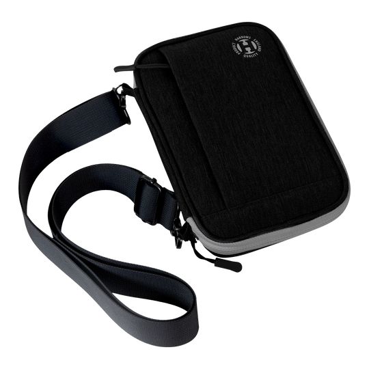 Peněženka na šipky Harrows Smart Case XL Dies ist eine schwarze Darttasche mit einem Schultergurt. Sie hat ein kompaktes, rechteckiges Design und einen Reißverschluss.