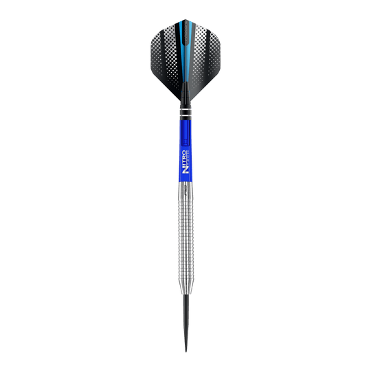 Das Bild zeigt einen Red Dragon Razor Edge Original Steeldart mit einem Gewicht von 24g. Der Dart hat einen silbernen, geriffelten Schaft, einen blauen Mittelteil und schwarze Flights mit weißen Punkten und einem blauen Streifen.