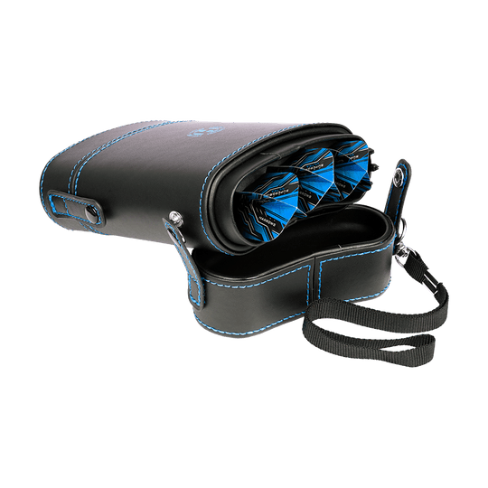 HRT-16419_Harrows_Prima_Dartcase_Aqua_4 Das Bild zeigt das Produkt "Harrows Prima Dartcase". Es handelt sich um ein schwarzes Etui mit blauen Nähten, das Darts und Zubehör aufbewahren kann.