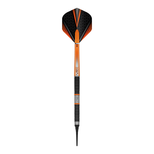 Šipky Red Dragon Amberjack 18 měkkých - 20g Das Bild zeigt einen Softdart aus der Serie "Red Dragon Amberjack 18" mit einem Gewicht von 20 Gramm. Der Dart ist überwiegend schwarz und orange gefärbt und verfügt über einen geriffelten Griffbereich.