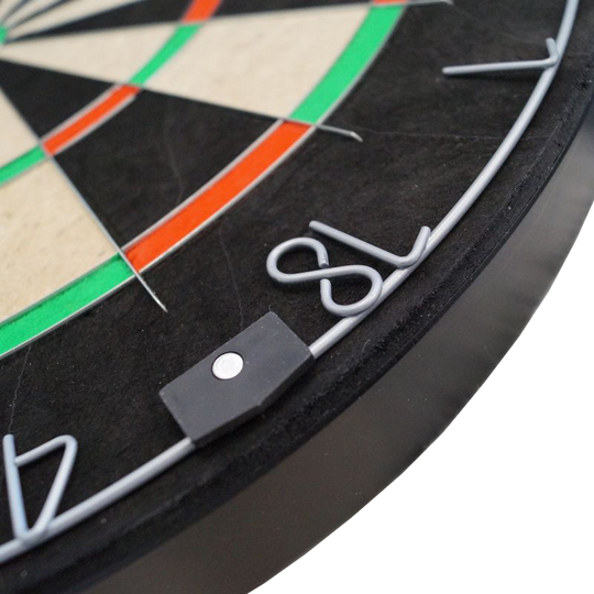 Sada terčů Karella BullOut včetně 2 sad ocelových šipek Das Bild zeigt das Karella Dartboard BullOut Set inklusive zwei Sätzen Steeldarts. Dieses Set ist ideal für Dartspieler und enthält alles, was für den Start benötigt wird.