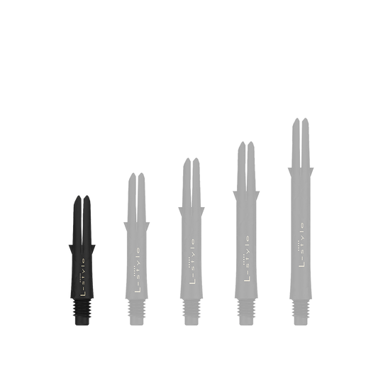 Karbonové hřídele ve stylu L Das Bild zeigt fünf schwarze Dart-Schäfte in verschiedenen Längen, die aufrecht nebeneinander stehen. Auf jedem Schaft steht der Schriftzug „L-style“ in weißer Farbe.