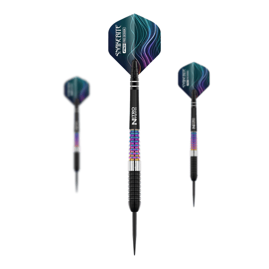 Das Bild zeigt drei Steeldarts des Modells "Red Dragon Peter Wright Corra". Die Darts haben bunte Griffe und schwarze Spitzen, mit auffälligen Flights im Snakebite-Design.