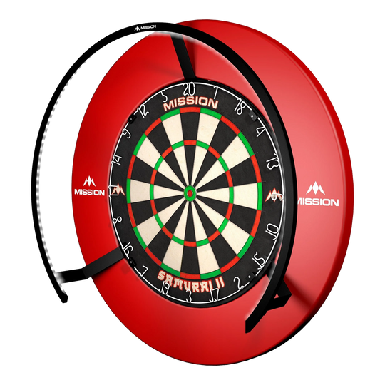 Das Bild zeigt das Produkt "Mission Torus 270 LED Dartboard Beleuchtung" mit einem beleuchteten LED-Ring um ein Dartboard. Die Beleuchtung sorgt für optimale Sicht auf das Spielfeld und ist an einer roten Dartscheiben-Umrandung befestigt.
