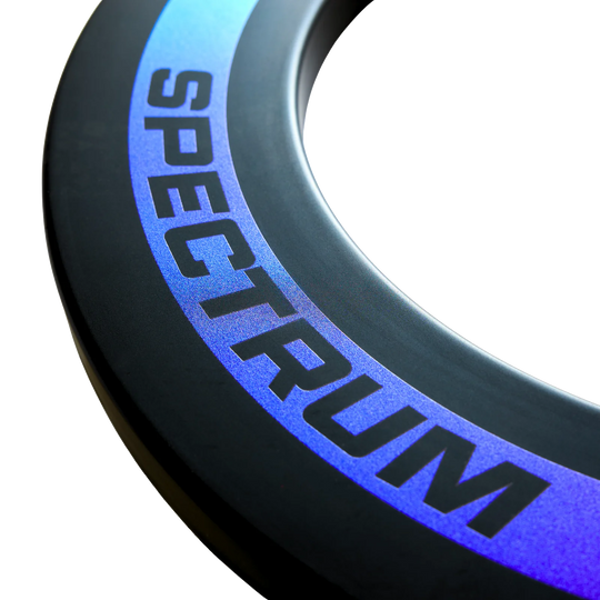 Abgebildet ist das Precise 180 Spectrum Dartboard Surround. Es handelt sich um einen umlaufenden Schutz für Dartboards.