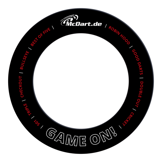 Das Bild zeigt einen schwarzen Dartboard-Surround-Ring mit der Aufschrift "McDart.de" oben und "GAME ON!" unten. Rundherum befinden sich verschiedene Begriffe aus dem Dartsport, wie "BULLSEYE", "TRIPLE" und "DOUBLE OUT".