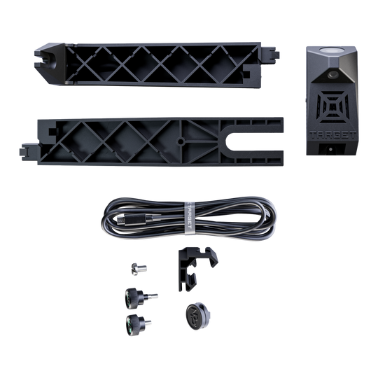 Targetová VIRT kamera Das Bild zeigt alle Einzelteile des Produkts "Target VIRT Kamera". Zu sehen sind die Kamera, Befestigungselemente, ein Kabel und diverses Zubehör, ordentlich angeordnet.