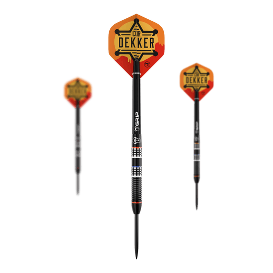 Es ist ein Set der Bulls Cor Dekker The Sheriff Steeldarts mit 23 Gramm zu sehen. Das Set enthält mehrere Darts für das professionelle Dartspiel.