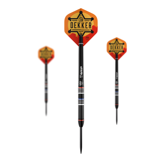 Bulls Cor Dekker Šerif Steeldarts - 23g Es ist ein Set der Bulls Cor Dekker The Sheriff Steeldarts mit 23 Gramm zu sehen. Das Set enthält mehrere Darts für das professionelle Dartspiel.