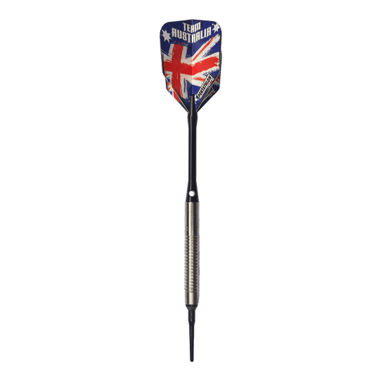 Měkké šipky McDart 85 Tungsten V8 - 18,5 g Auf dem Bild ist ein Softdart mit einer silbernen Griffzone und langer schwarzer Spitze zu sehen. Die Dart-Flügel zeigen das Design der australischen Flagge mit der Aufschrift "TEAM AUSTRALIA".