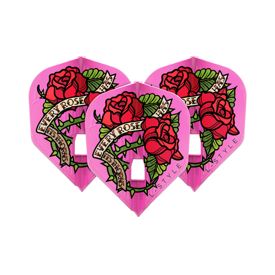Das Bild zeigt drei pinke Dart-Flights mit einem Rosenmotiv und dem Text "Every Rose Has Its Thorns". Die Flights sind von der Marke L-Style, Modell Lisa Ashton V1 L3PRO KAMI.