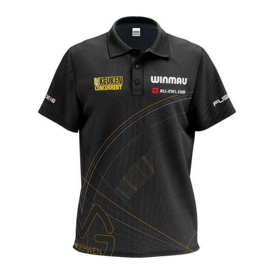 Polo šipková košile Winmau Limited Edition Tour Das Bild zeigt ein schwarzes Polo-Dartshirt mit verschiedenen Logos und Sponsorenaufdrucken. Das Shirt ist das "Winmau Limited Edition Tour Polo Dartshirt".