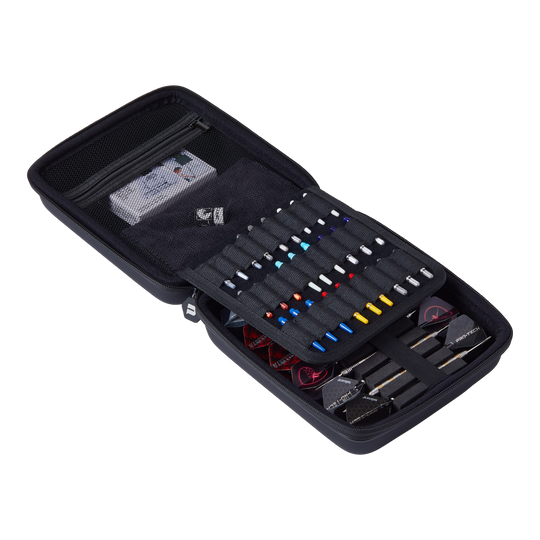 Pouzdro na šipky Unicorn Ultra 3UP Large - černé Das Bild zeigt ein offenes schwarzes Dartcase namens "Unicorn Ultra 3UP Large Dartcase". Im Inneren sind verschiedene Dartpfeile, Ersatzteile und Zubehör ordentlich sortiert.