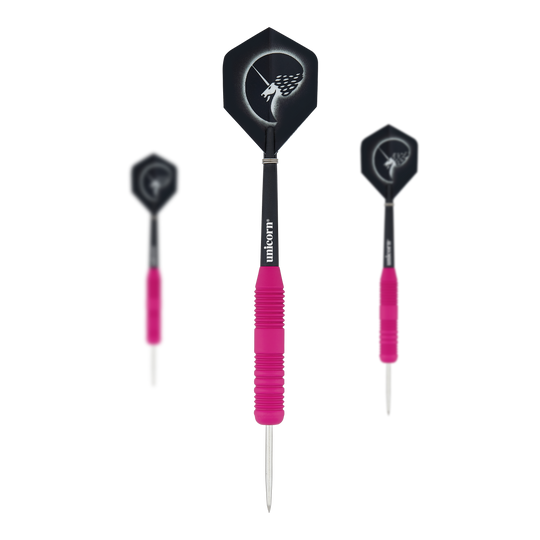 Šipky Unicorn Core Plus pogumované růžové ocelové Das Bild zeigt drei Steeldarts mit pinken, gummierten Griffen und silbernen Spitzen. Die Flights sind schwarz und tragen ein weißes Einhorn-Design.