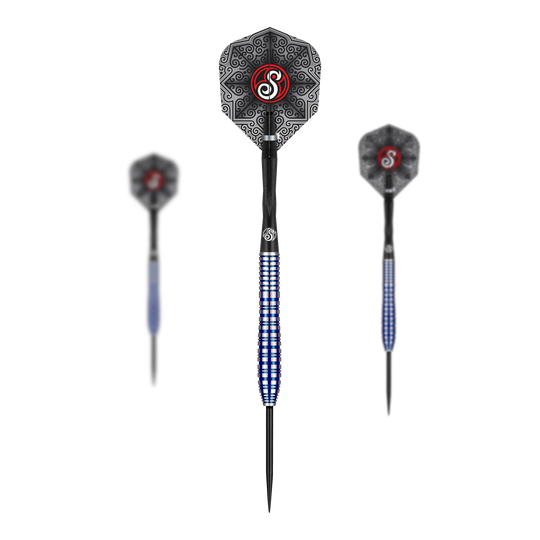 Das Bild zeigt drei Steeldarts aus der Shot Pro Series Nicole Regnaud Renegade, 23g. Die Darts haben ein auffälliges Design mit schwarzem und silbernem Muster sowie einem blau-silbernen Schaft.