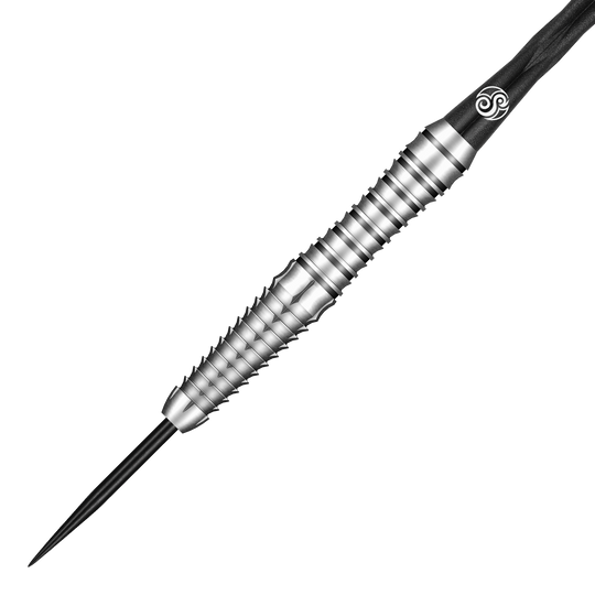 Das Bild zeigt den Shot Tribal Weapon Toki Steeldart. Der Dartpfeil hat ein silbernes, geriffeltes Design mit schwarzer Spitze und einem kunstvoll verzierten Shaft.
