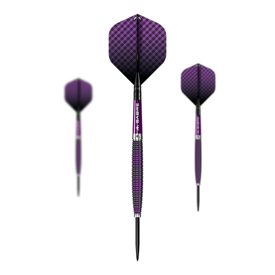 Das Bild zeigt drei lila Steeldarts mit karierten Flights und geriffeltem Schaft. Es handelt sich um das Produkt „Mission Chloe OBrien Electro Purple Steeldarts – 23g“.