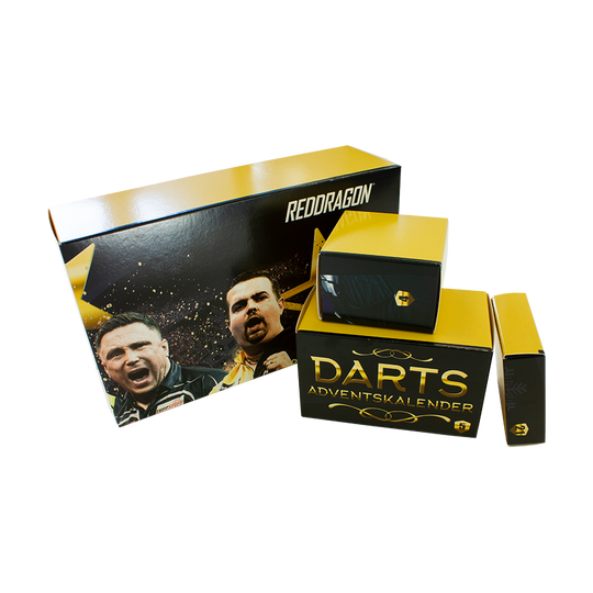Das Bild zeigt den "McDart Darts Adventskalender 2021 - Standard Edition". Auf der Verpackung sind zwei jubelnde Dartspieler und der Markenname "RedDragon" zu sehen.