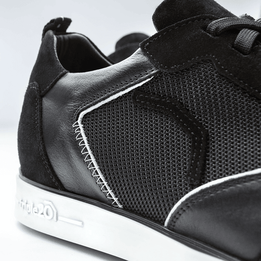 20201003-00_Triple20_Dartschuhe_Textil_Leder_Schwarz_Weiss_5 Der Schuh „Triple20 Dartschuhe Textil Leder - Schwarz Weiß“ ist aus schwarzem Textil und Leder gefertigt. Weiße Nähte und eine weiße Sohle setzen dezente Akzente am Design.